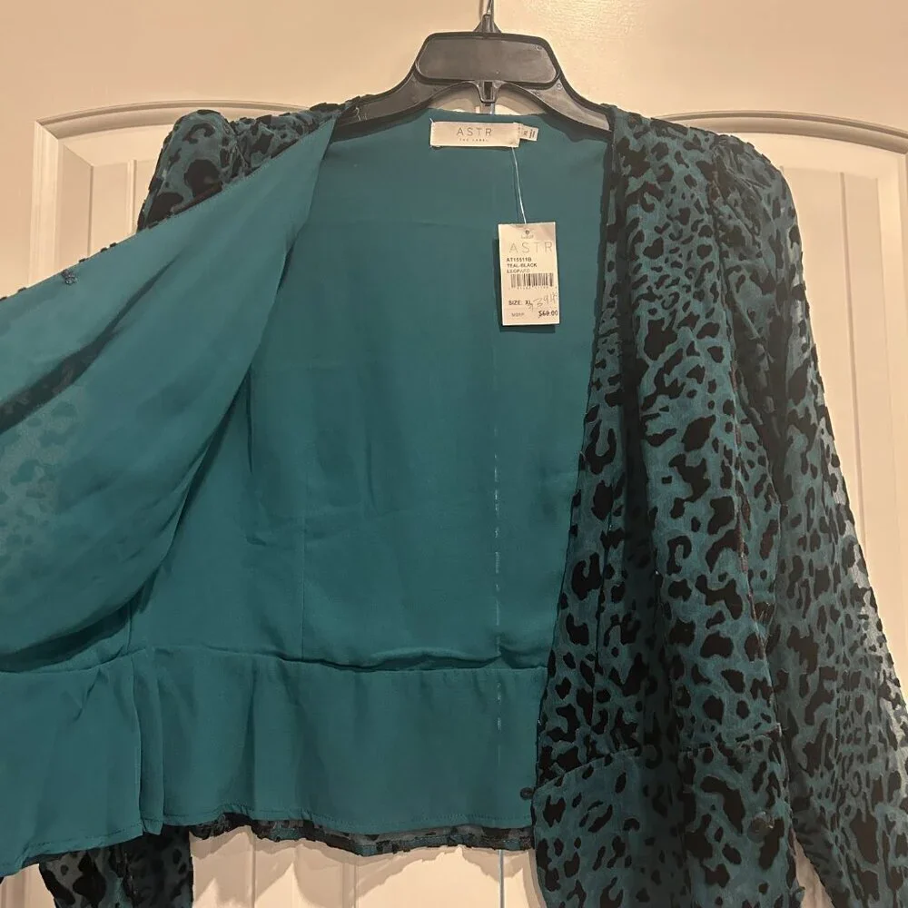 ASTR The Label Teal Leopard Wrap Blouse with Shoulder Pads Women’s Size XL - Picture 7 of 11